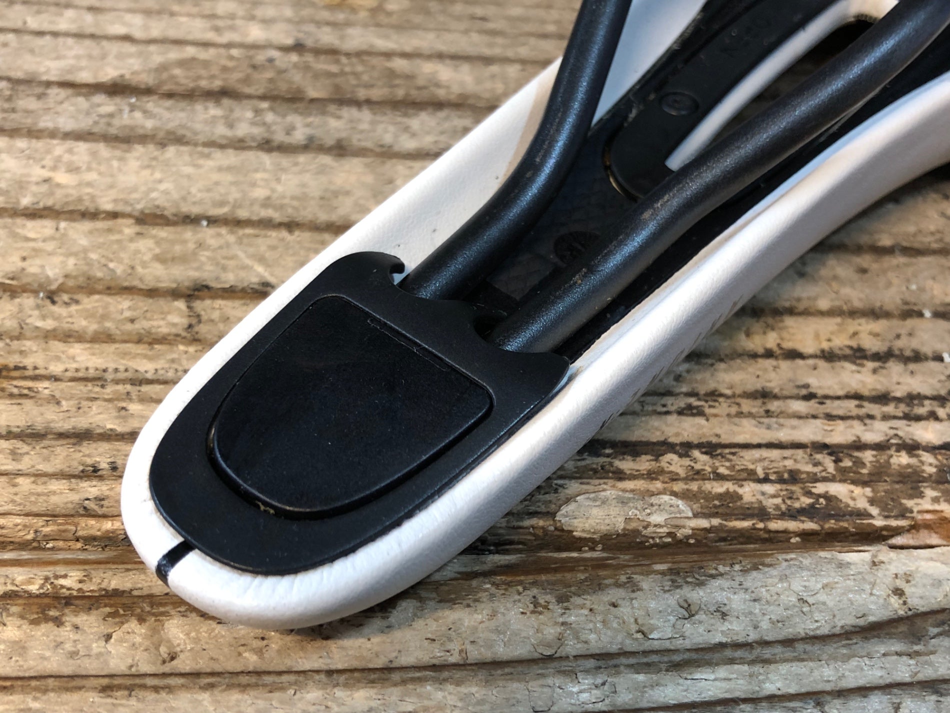 JP002 フィジーク fizik アリオネ ARIONE OPEN R3 REGULAR サドル 白