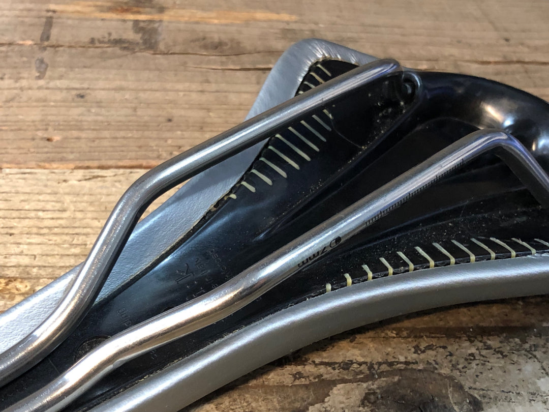JM594 フィジーク fizik アリオネ ARIONE WING FLEX サドル シルバー 黒 TITANIOレール
