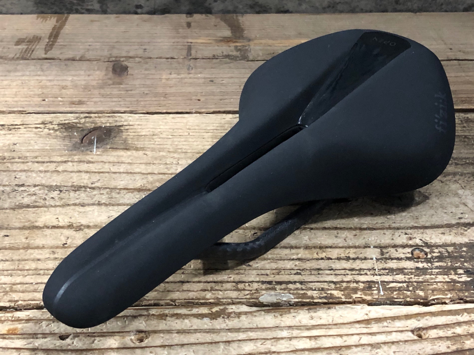 JT074 フィジーク fizik ANTARES R1 OPEN サドル 黒 カーボンレール