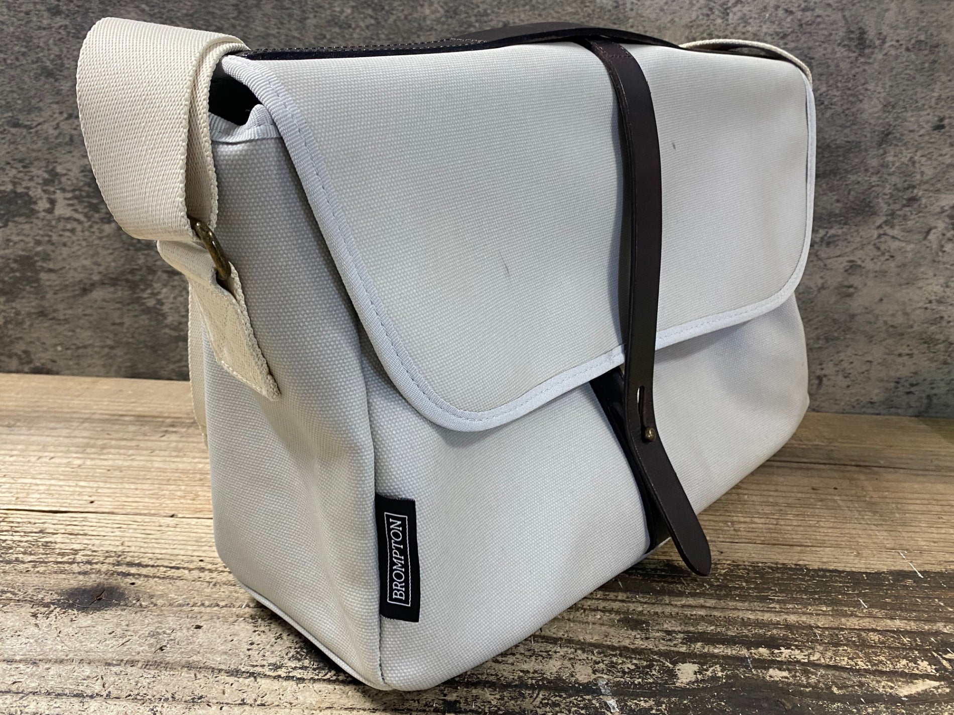 JS562 ブロンプトン BROMPTON ショルダーバッグ フロントバッグ 白