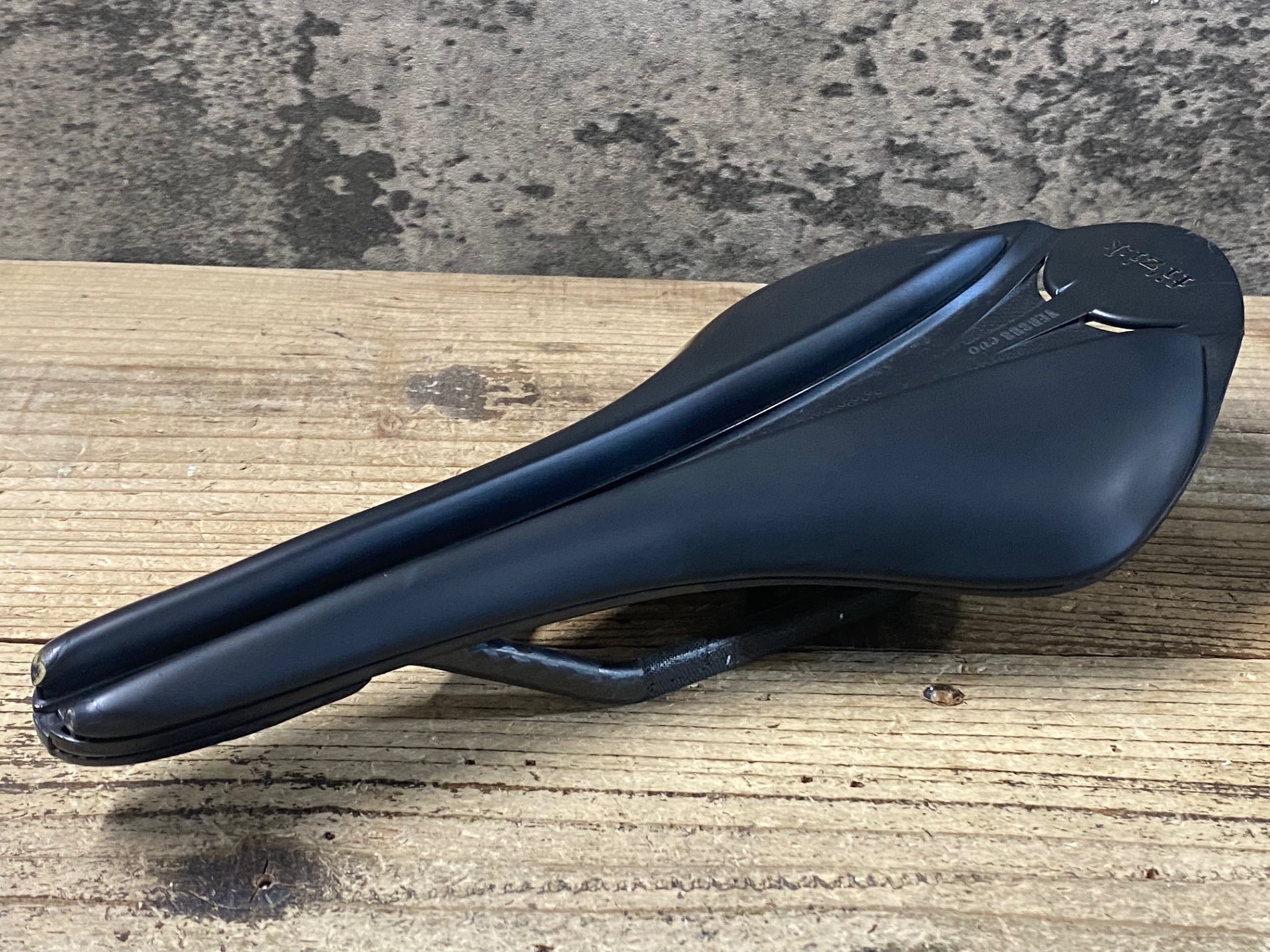 KD586 フィジーク fizik ARIONE R1 VERSUS EVO サドル 黒 カーボン