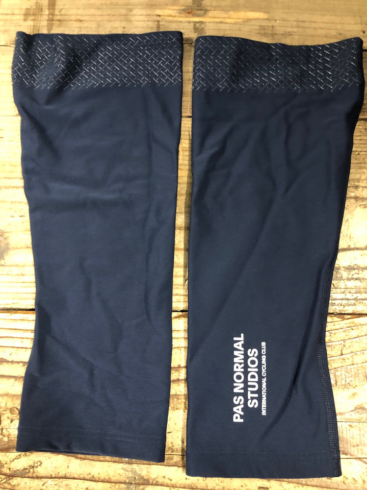 KM748 パスノーマルスタジオ PAS NORMAL STUDIOS LOGO KNEE WARMERS ニーウォーマー 紺 M 裏起毛