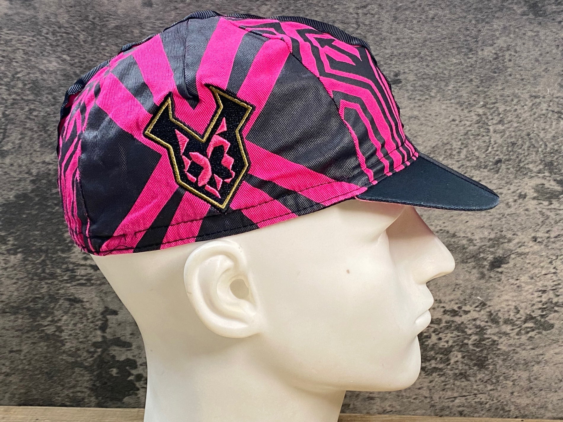 JY829 ラファ Rapha A DAY IN HELL CAP サイクルキャップ 黒 ピンク