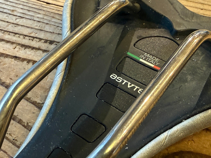 KK775 アスチュート ASTVTE SKYLINE SR サドル 白 138mm TITANYレール
