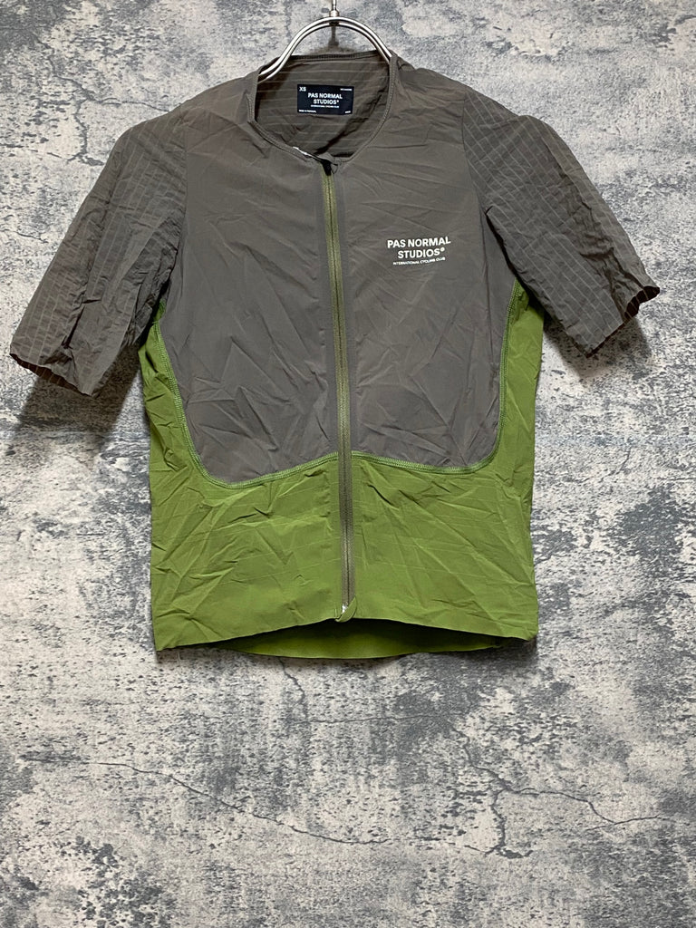 JQ528 パスノーマルスタジオ PAS NORMAL STUDIOS Mechanism Pro 半袖