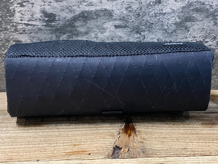 KF829 ソースサイクル SAUCE CYCLE MESH POCKET BAR BAG ハンドルバーバッグ 黒