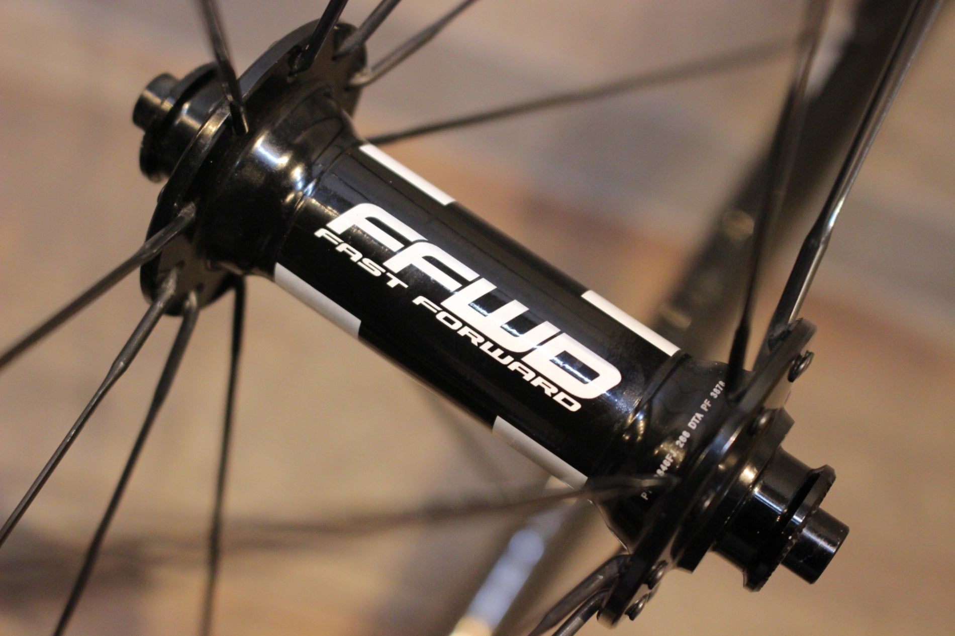 ぽつん■FFWD　ファストフォワード　クリンチャー　F4R　F6R　セット デイリーユースできるカーボンクリンチャー FFWD F4R 240S - ファスト