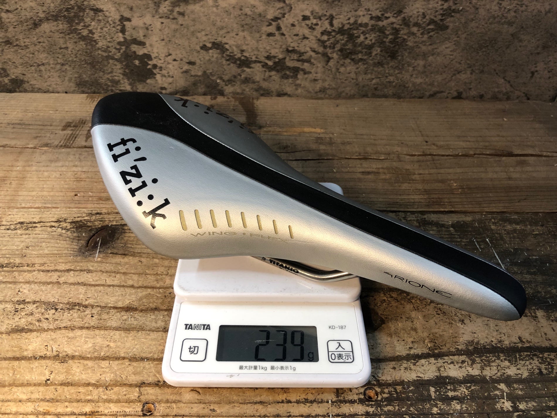 JM594 フィジーク fizik アリオネ ARIONE WING FLEX サドル シルバー
