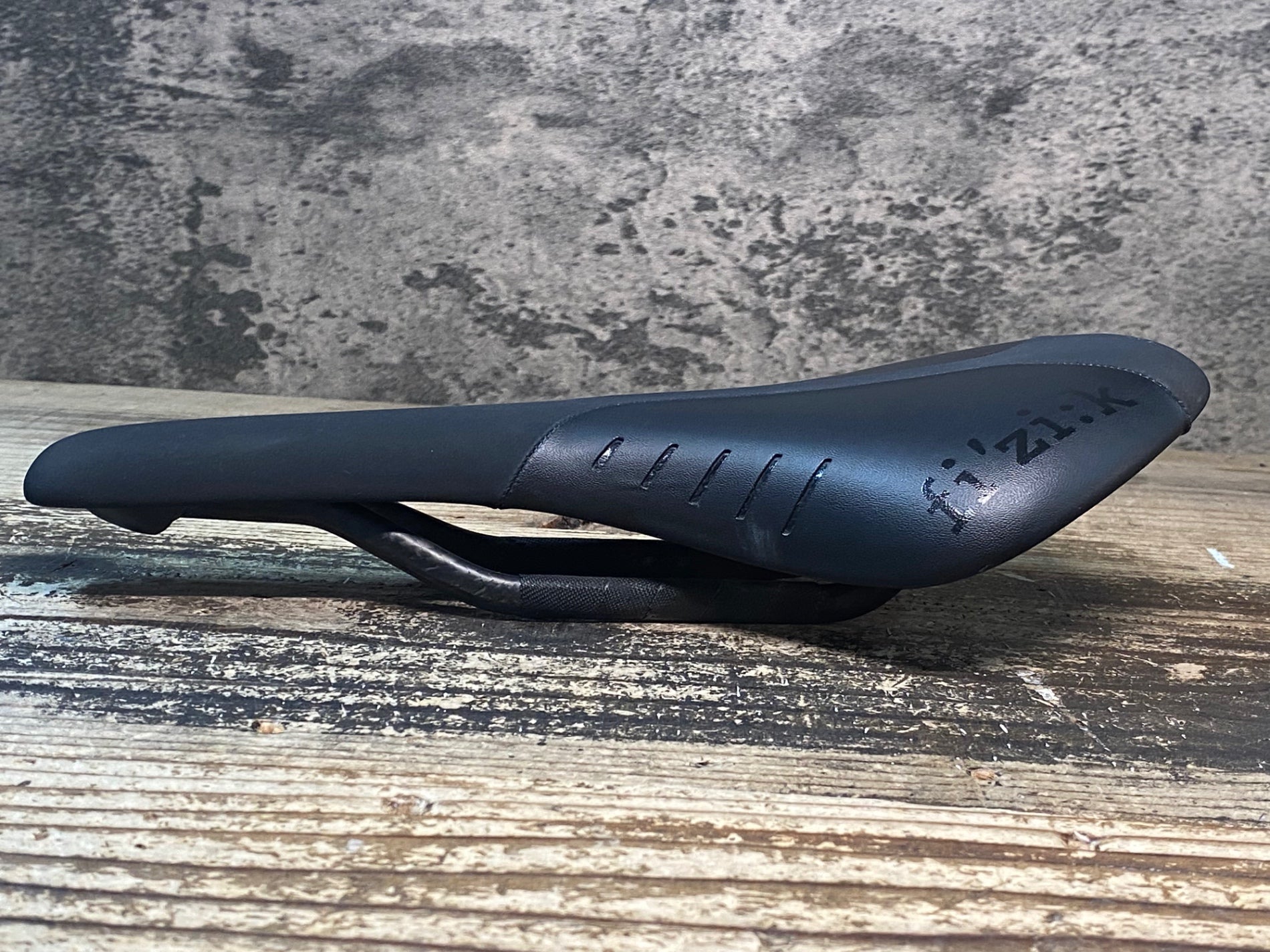 JG045 フィジーク fizik ANTARES R1 regular サドル カーボンレール
