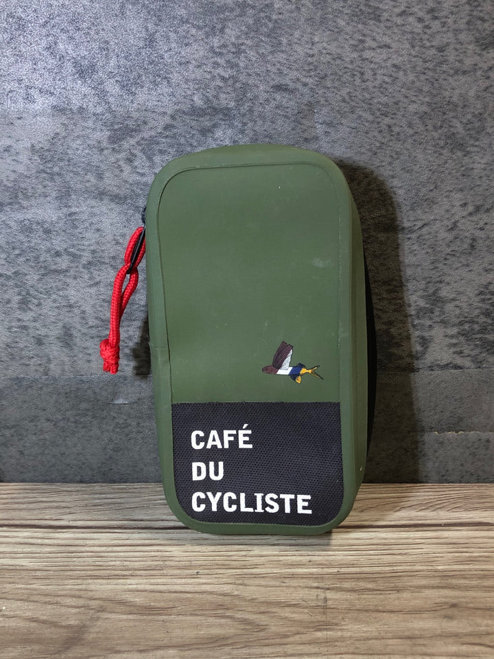 JR245 カフェドシクリステ Cafe du Cycliste ウォータープルーフポーチ オリーブ