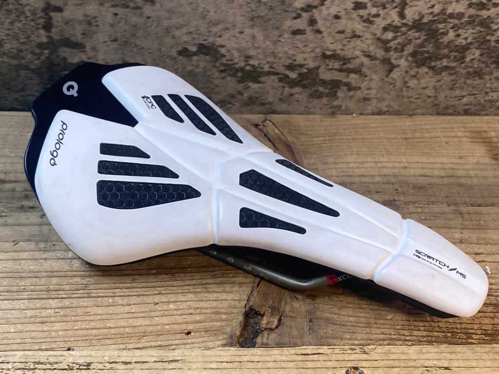 コロ JP065 プロロゴ prologo スクラッチ SCRATCH M5 サドル 白 TiroX