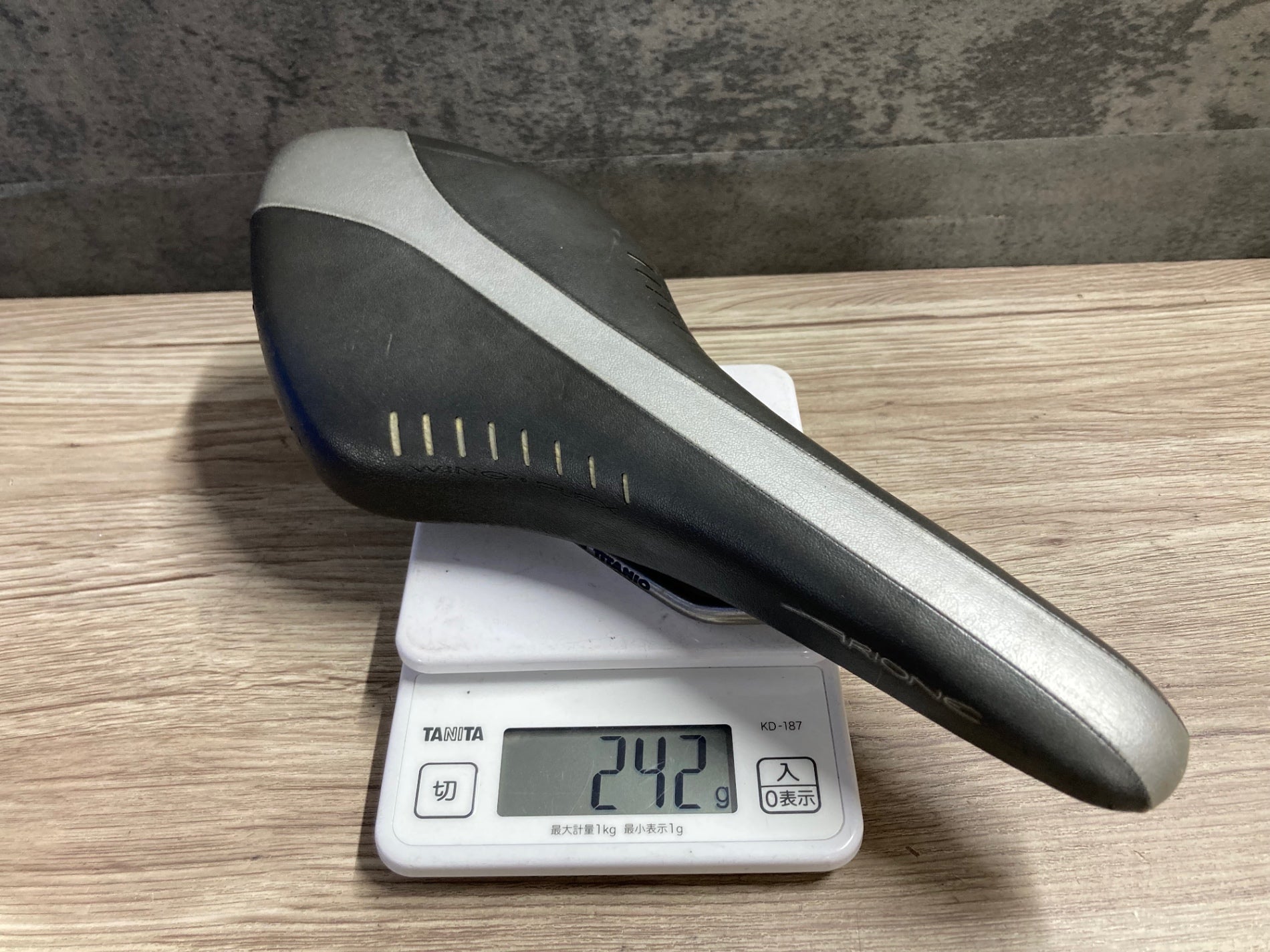 JR172 フィジーク fizik ARIONE サドル 黒 シルバー TITANIO レール