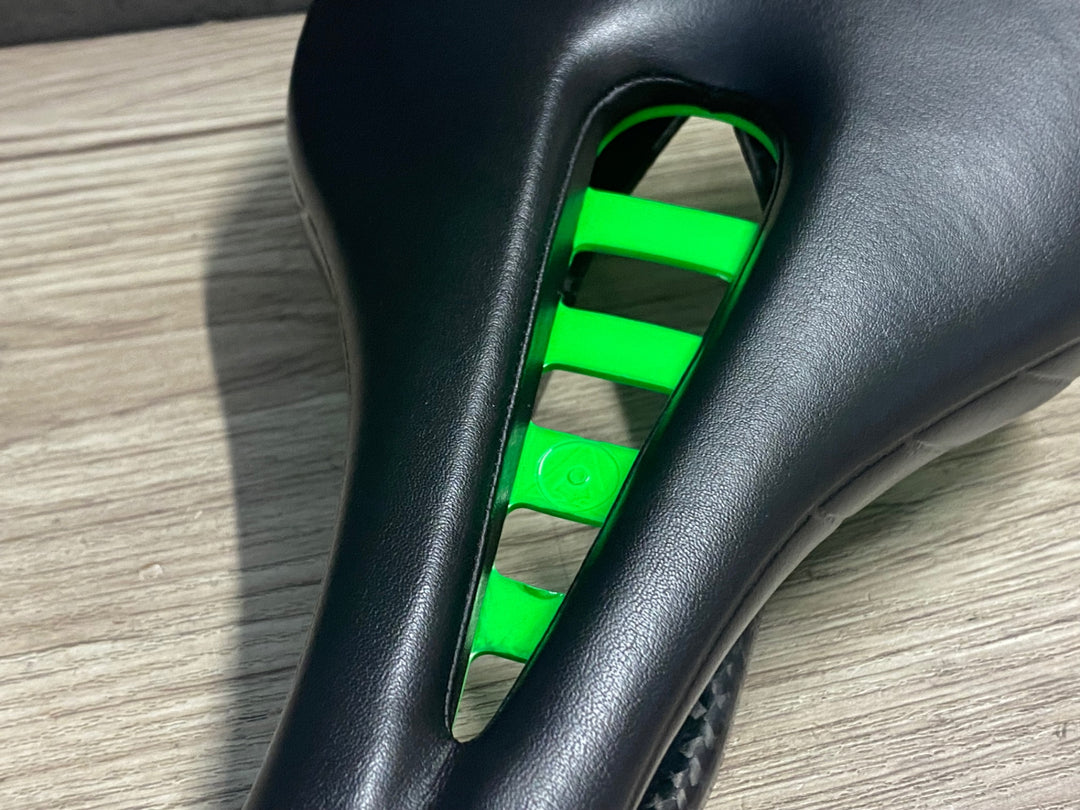 KE958 アスチュート ASTVTE SKYLITE VT サドル 黒 緑 CARBONIOレール
