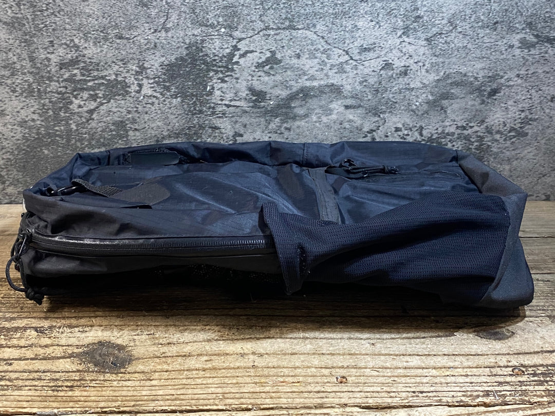 KD467 スペシャライズド SPECIALIZED BASE MILES FTHRWGT BACKPACK バックパック 黒 ※スレ,一部剥がれ