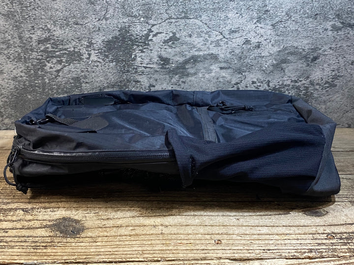 KD467 スペシャライズド SPECIALIZED BASE MILES FTHRWGT BACKPACK バックパック 黒 ※スレ,一部剥がれ