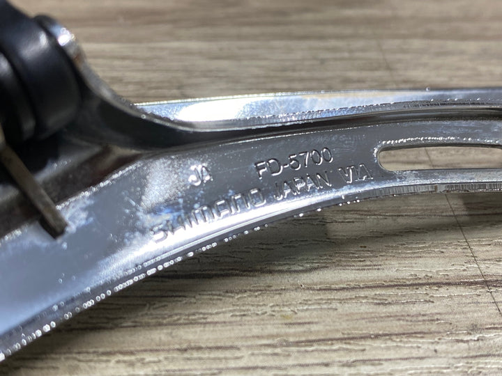 KQ619 シマノ SHIMANO 105 FD-5700 フロントディレイラー 直付 ※座金欠品