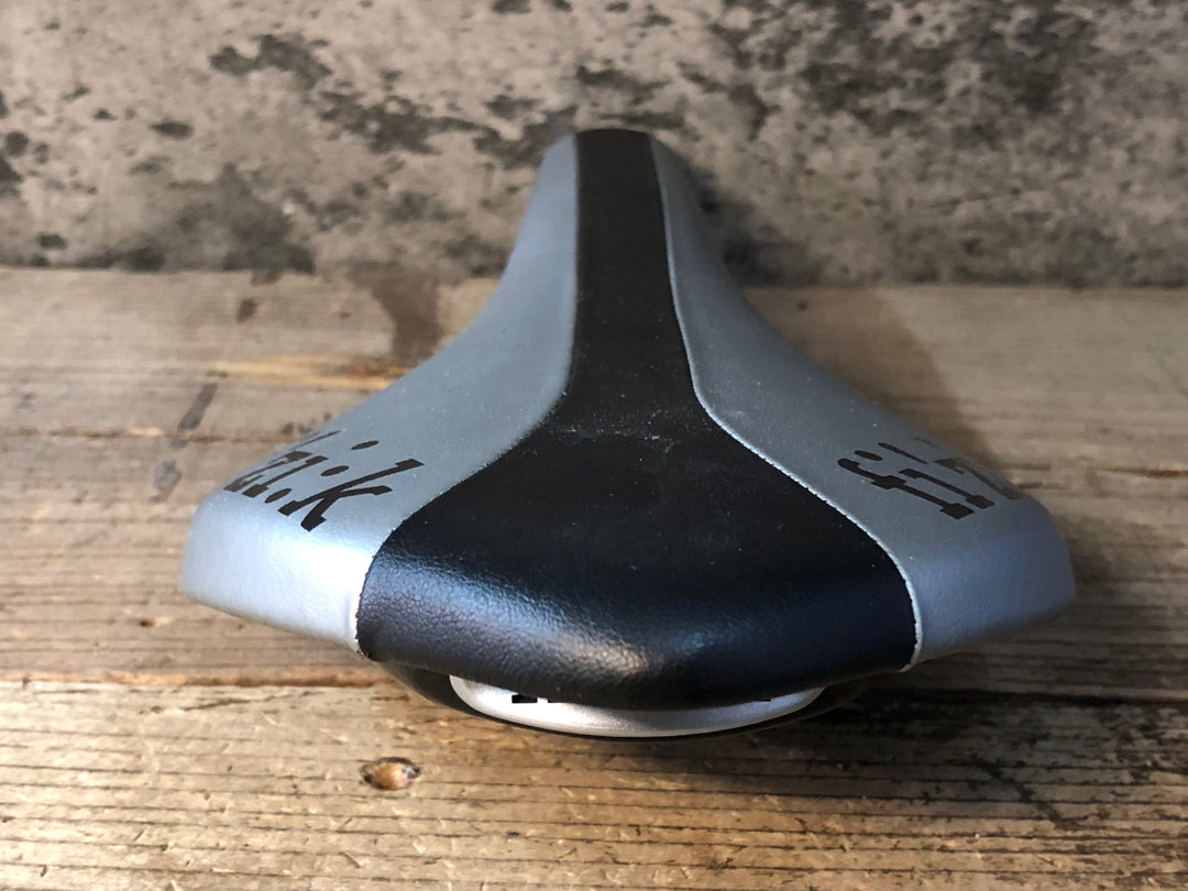 JM594 フィジーク fizik アリオネ ARIONE WING FLEX サドル シルバー 黒 TITANIOレール