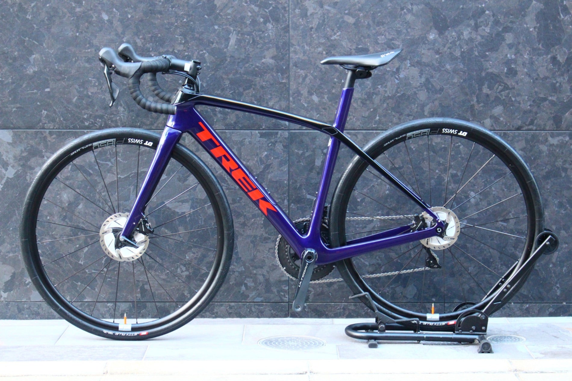 み*ん様 TREK ロードバイク　Shimano 105 DOMANE2.3 ト トレック TREK ドマーネ DOMANE 2.3 2015モデル 54サイズ シマノ 105