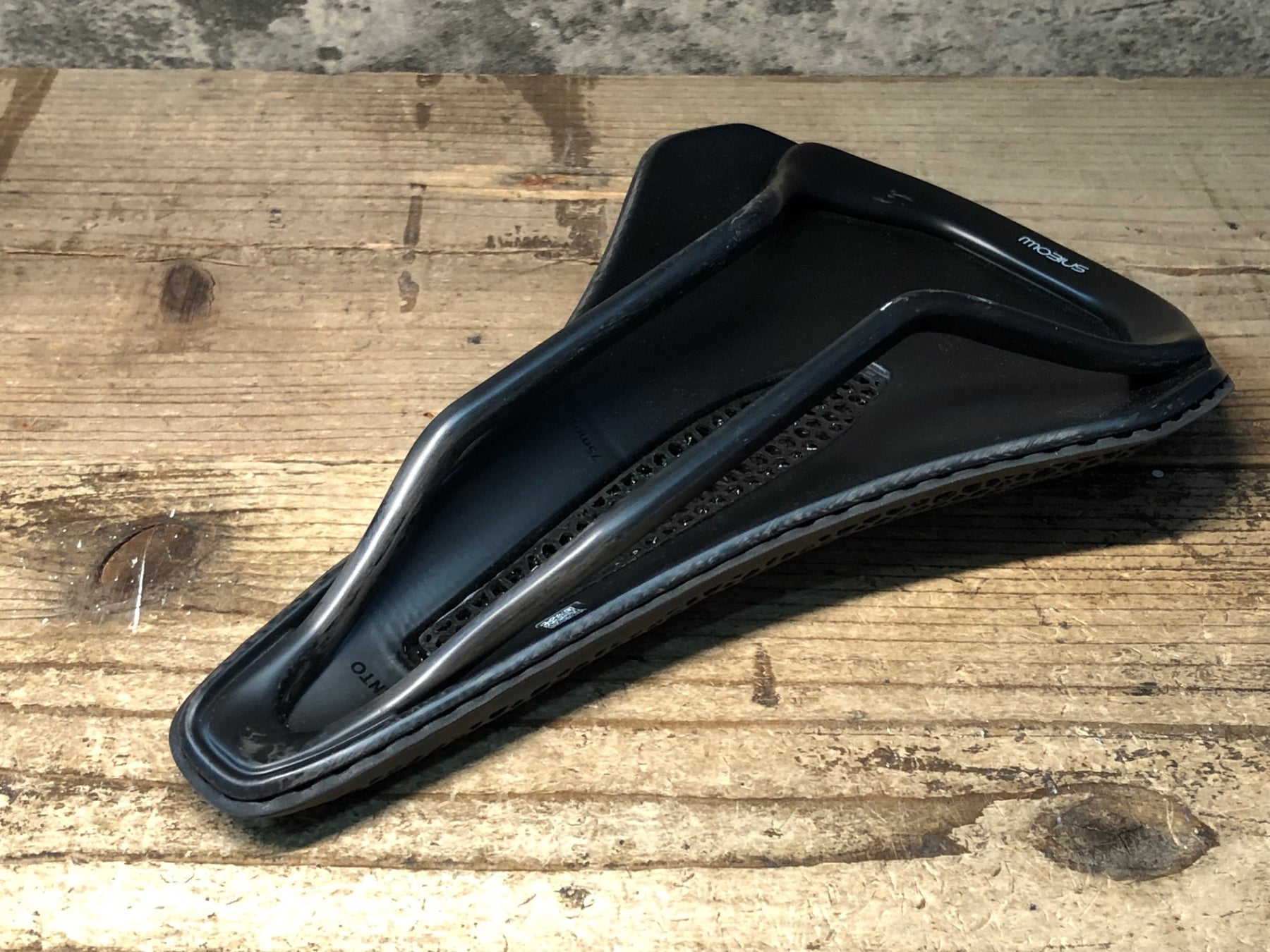 JN707 フィジーク fizik VENTO ARGO 00 ADAPTIVE サドル 140mm