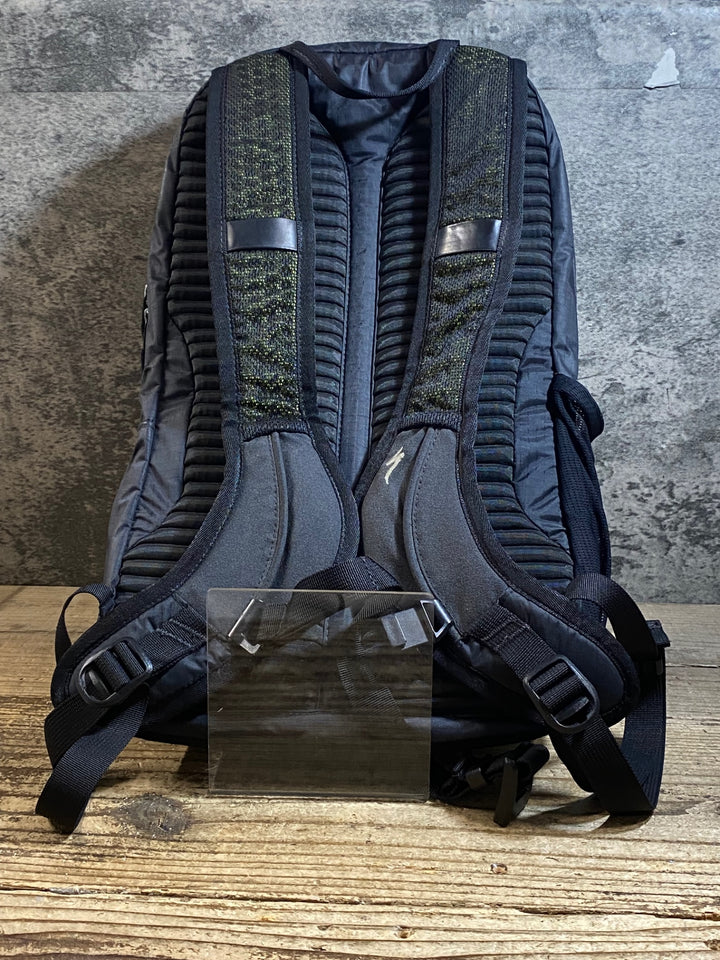 KD467 スペシャライズド SPECIALIZED BASE MILES FTHRWGT BACKPACK バックパック 黒 ※スレ,一部剥がれ