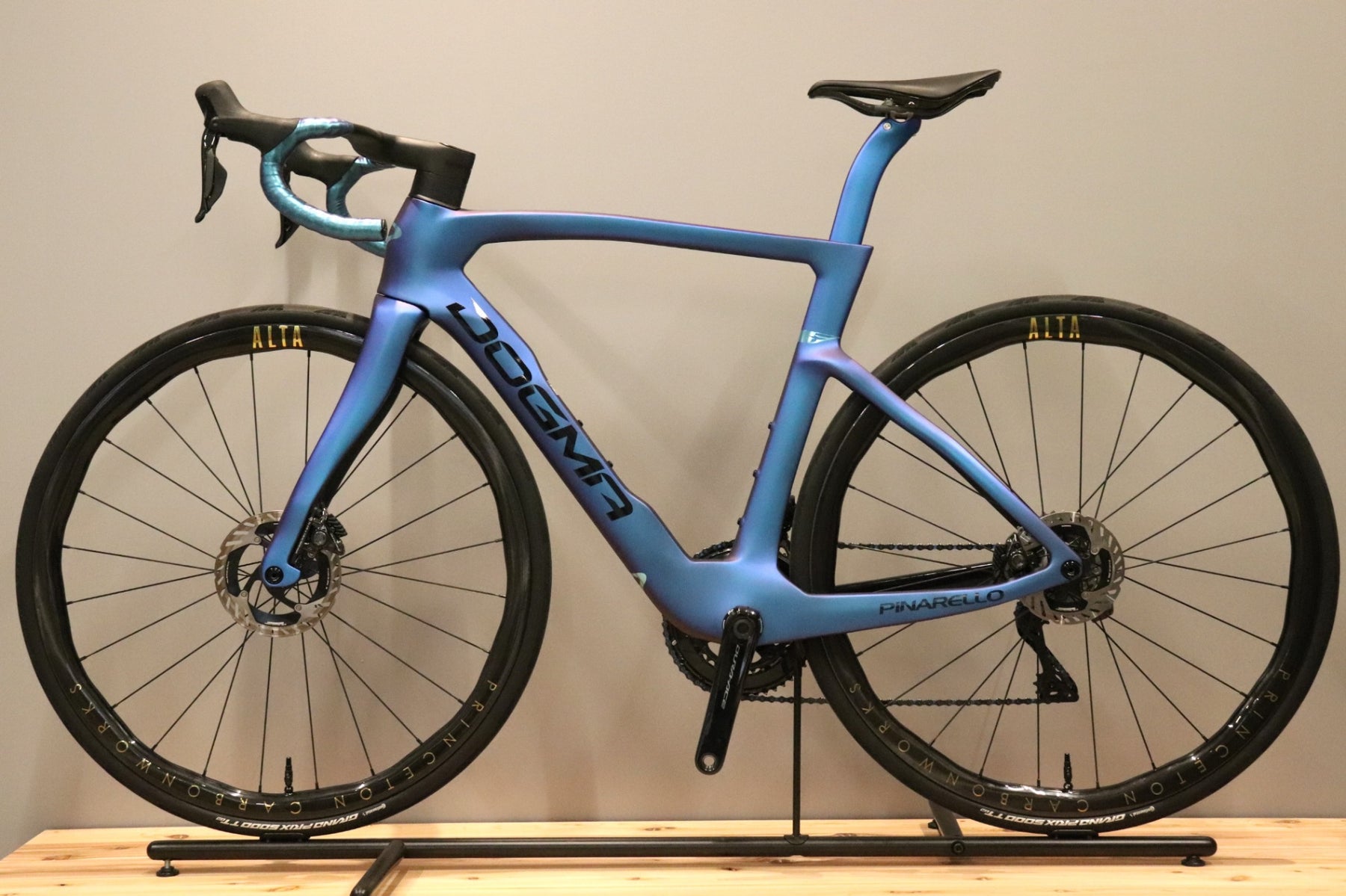 ピナレロ PINARELLO ドグマ NEW DOGMA F 2025モデル 530サイズ シマノ