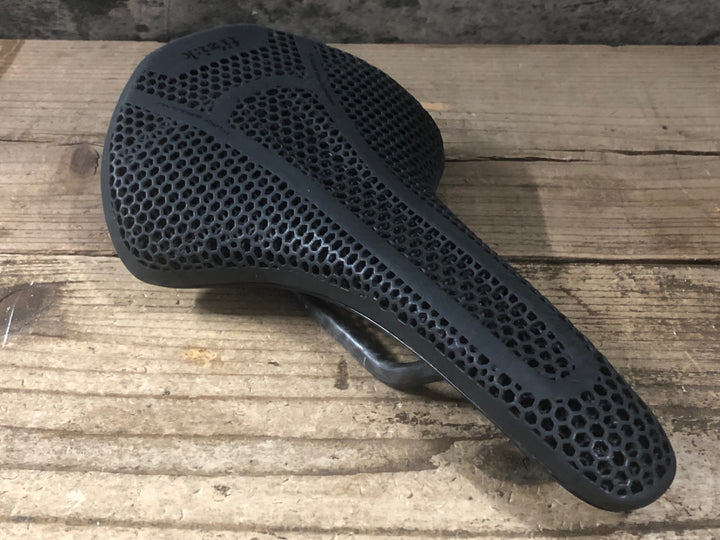 JP946 フィジーク fizik VENTO ANTARES R1 ADAPTIVE 150mm カーボンレール サドル ※レールにクラックの疑い