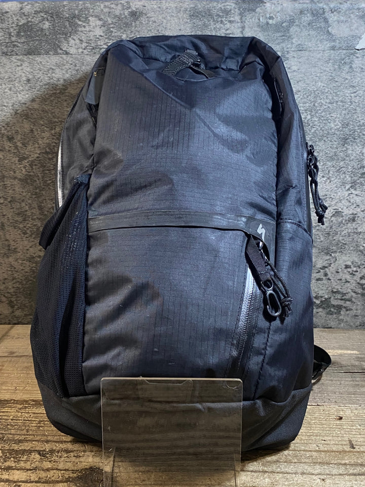 KD467 スペシャライズド SPECIALIZED BASE MILES FTHRWGT BACKPACK バックパック 黒 ※スレ,一部剥がれ