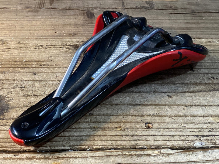 JT218 フィジーク FIZIK アリアンテ ALIANTE サドル 赤黒 kiumレール
