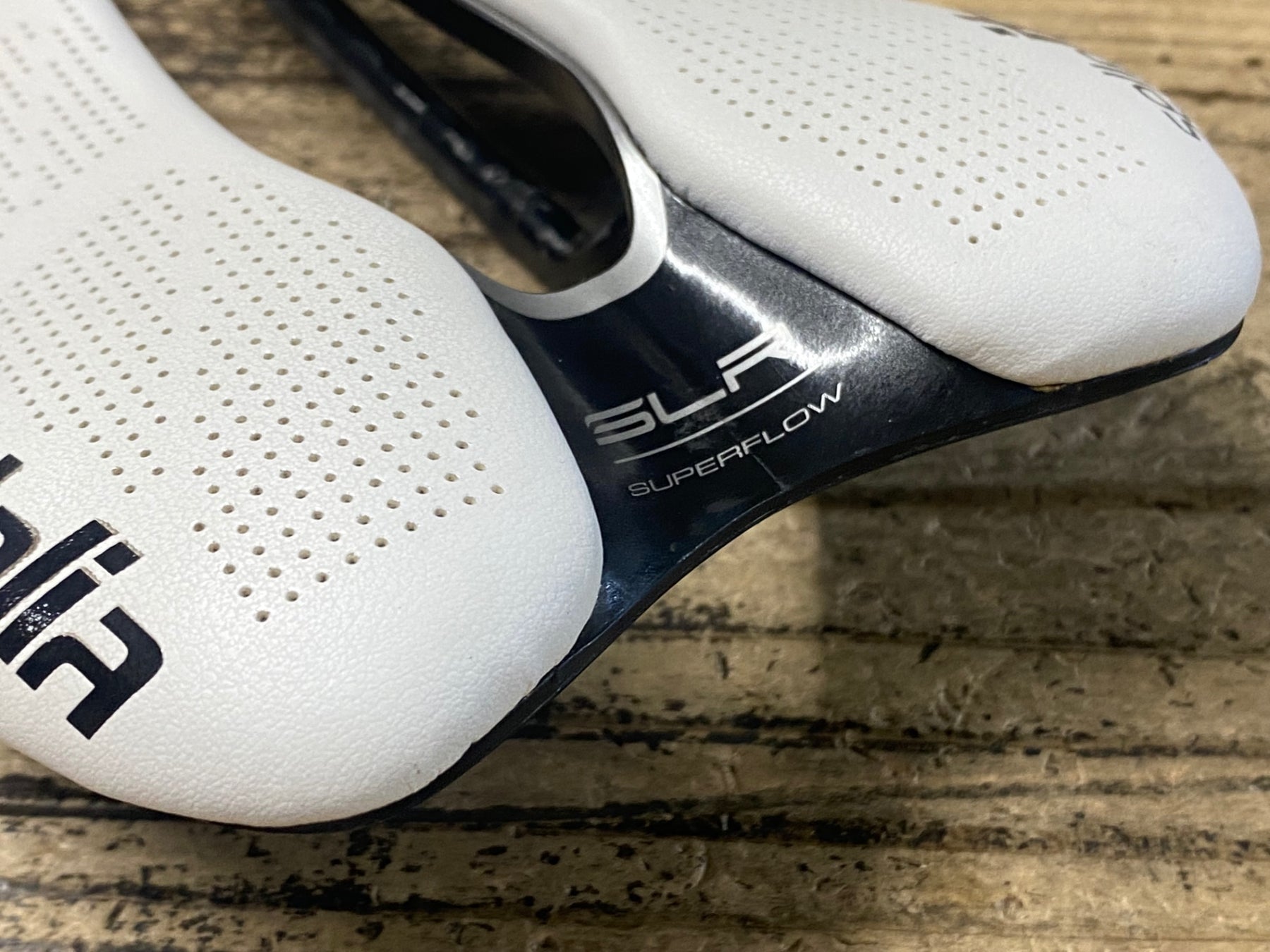 KE451 セライタリア Selle Italia SLR BOOST SUPERFLOW サドル 白