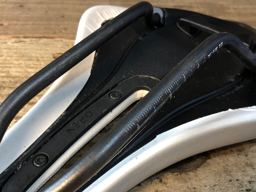 JP002 フィジーク fizik アリオネ ARIONE OPEN R3 REGULAR サドル 白 黒 131mm kiumレール
