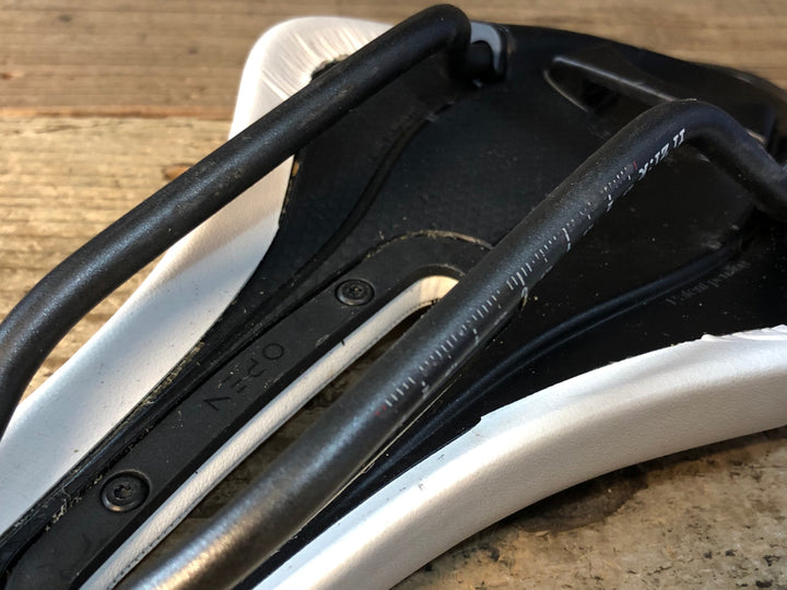 JP002 フィジーク fizik アリオネ ARIONE OPEN R3 REGULAR サドル 白 黒 131mm kiumレール