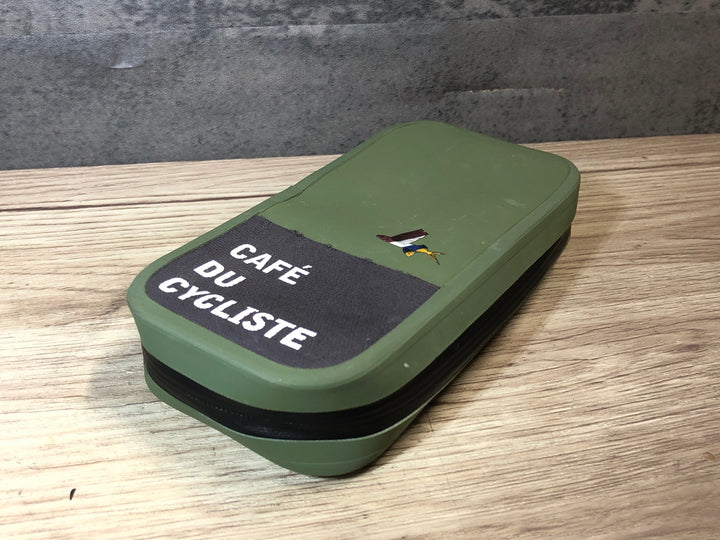 JR245 カフェドシクリステ Cafe du Cycliste ウォータープルーフポーチ オリーブ
