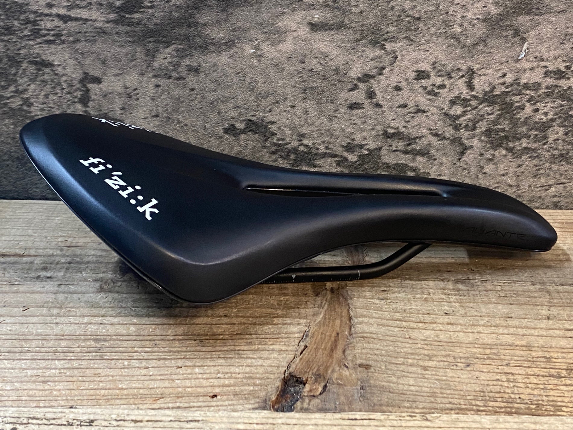 JP061 フィジーク fizik アリアンテ ALIANTE TEMPO サドル 143mm