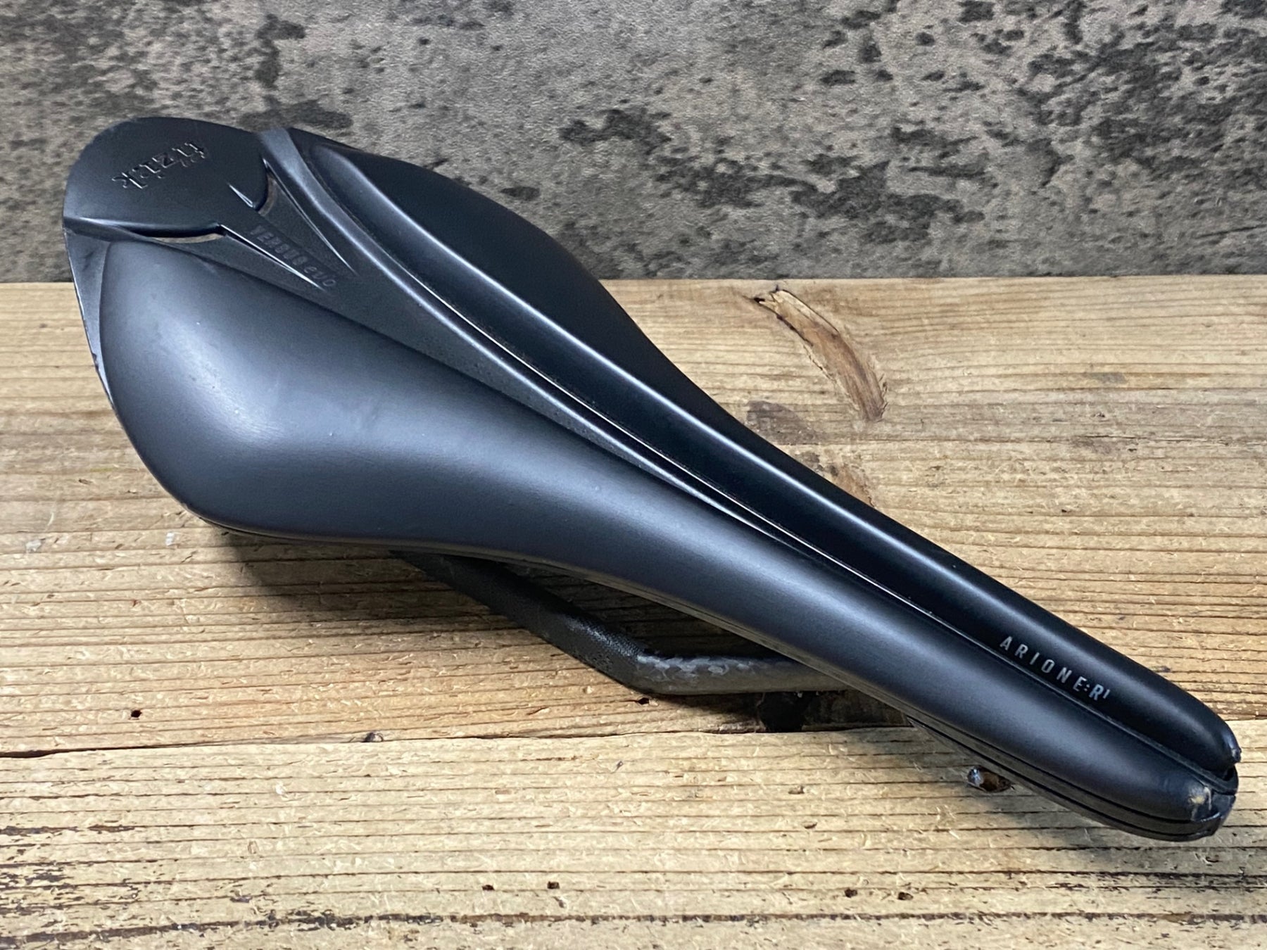 KD586 フィジーク fizik ARIONE R1 VERSUS EVO サドル 黒 カーボン