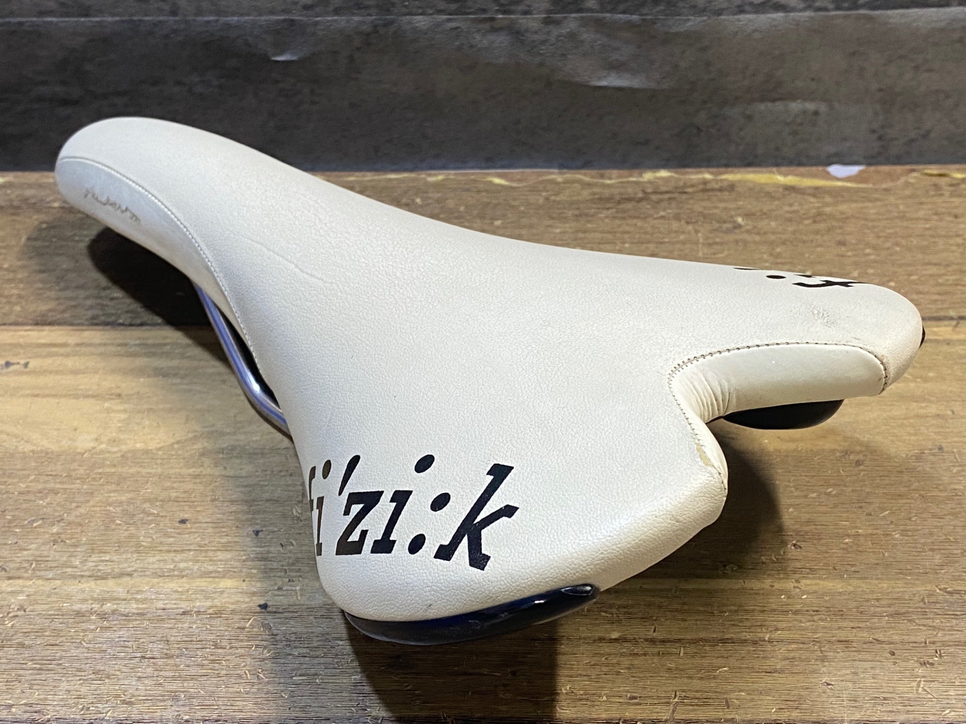 JT772 フィジーク fizik アリアンテ ALiANTE サドル 白 kium レール