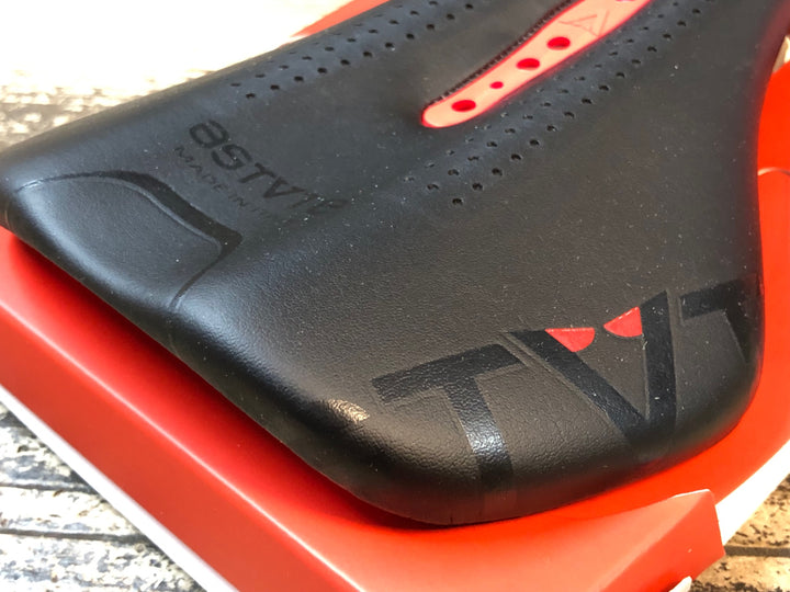 JR437 アスチュート ASTVTE STARLITE CARBON サドル 黒赤 カーボンレール