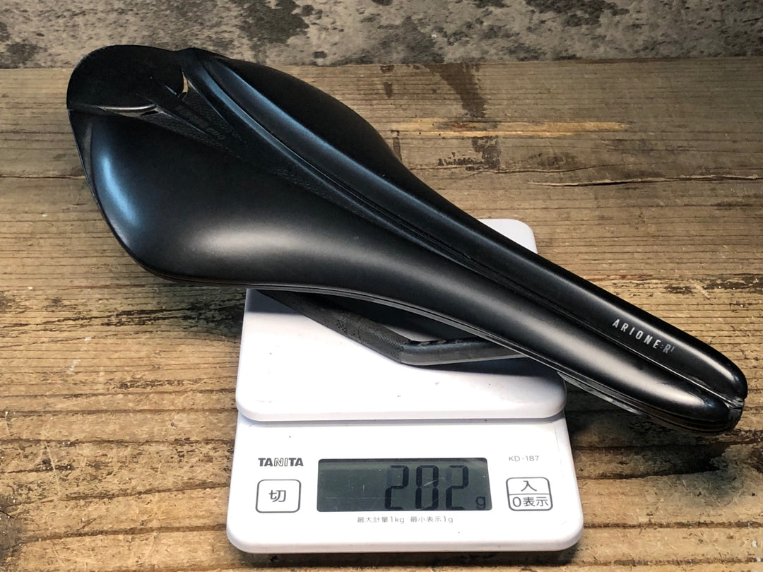 JN282 フィジーク fizik アリオネ ARIONE R1 VERSUS EVO CARBON サドル カーボンレール 130mm ※先端部剥がれのためジャンク