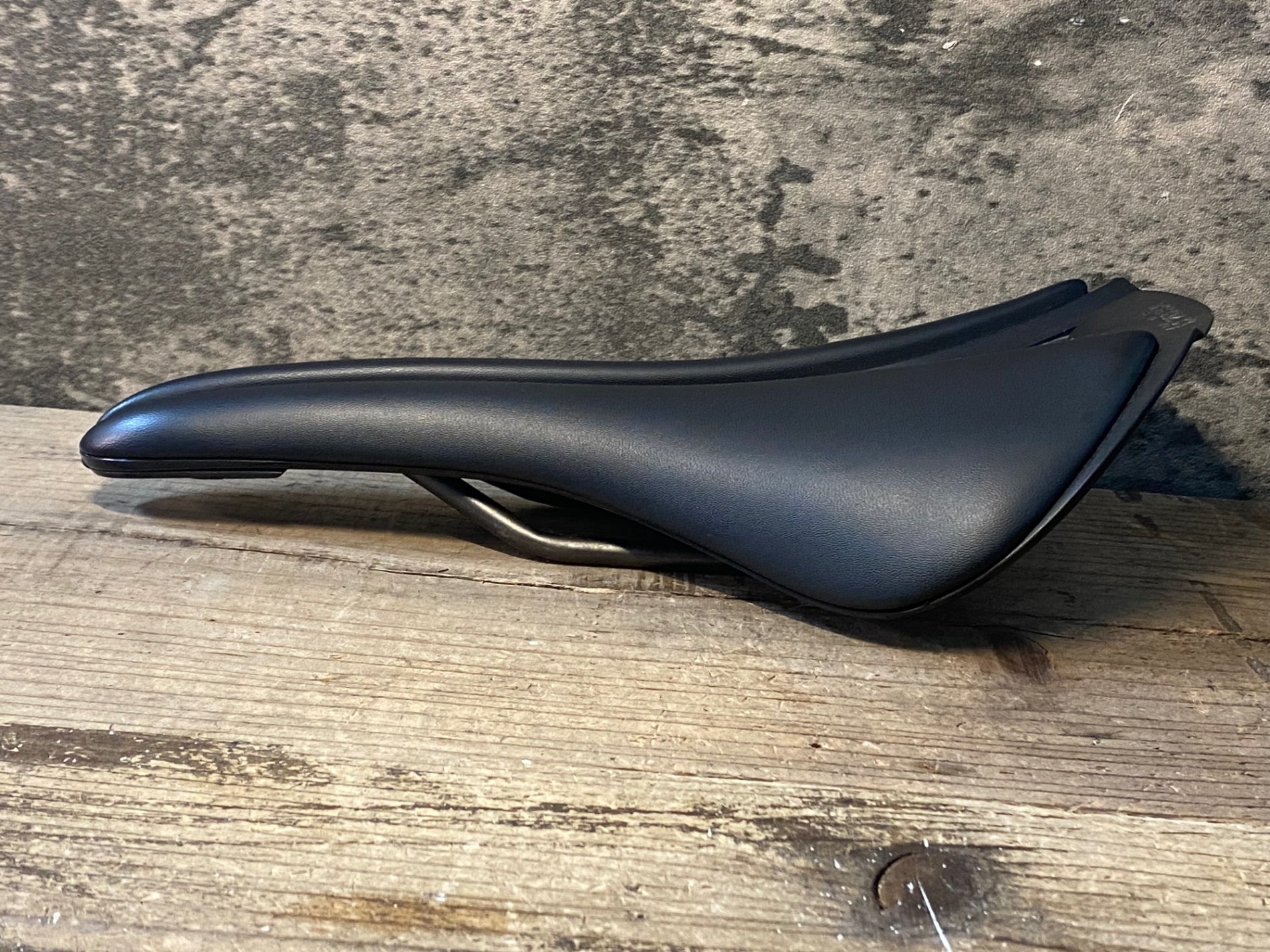 JO403 フィジーク fizik アリアンテR3 fizik VERSUS EVO サドル Kium