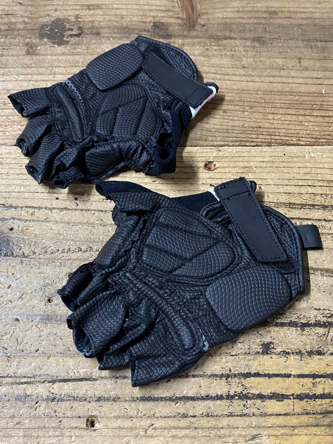 KJ436 エルゴグリップ ErgoGrip 指切りグローブ 黒 白 S