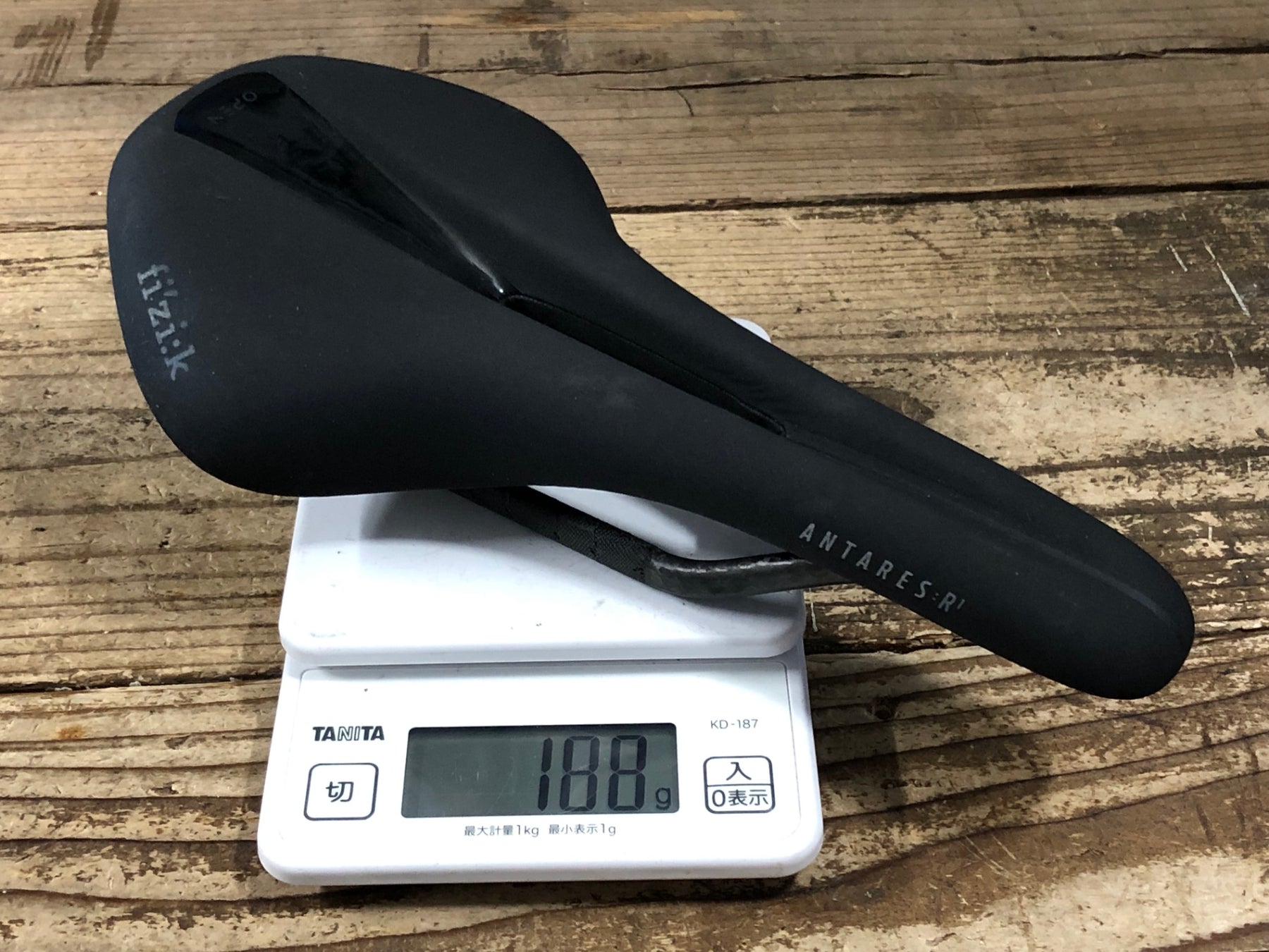 JT074 フィジーク fizik ANTARES R1 OPEN サドル 黒 カーボンレール