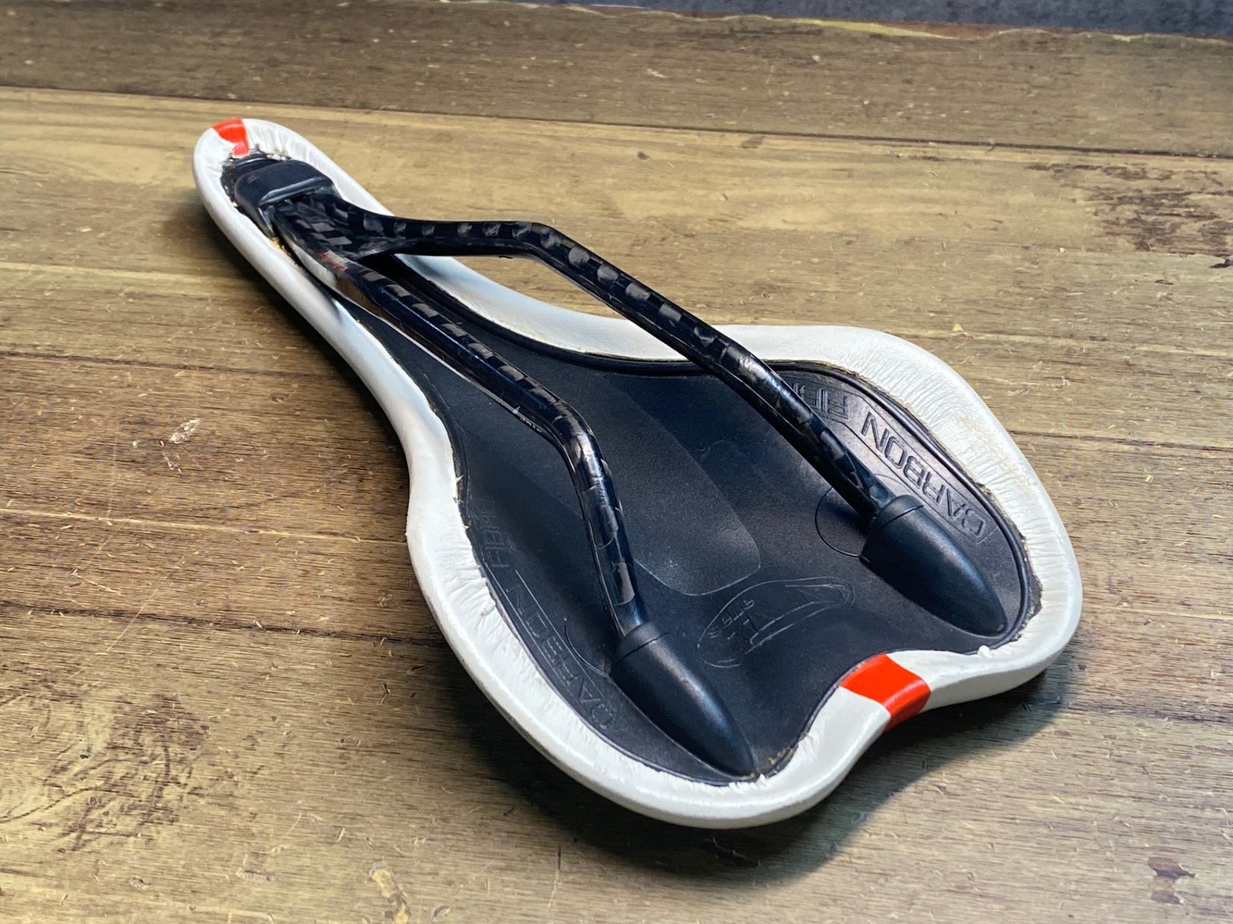 Selle Italia セライタリア　SLR サドル　カーボンレール　白 セライタリア SELLE ITALIA エスエルアール SLR サドル カーボン