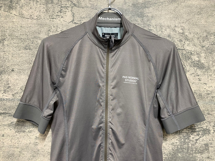 JC400 パスノーマルスタジオ Pas Normal Studios | Men's Mechanism Jersey 半袖 サイクルジャージ ミディアムグレー M