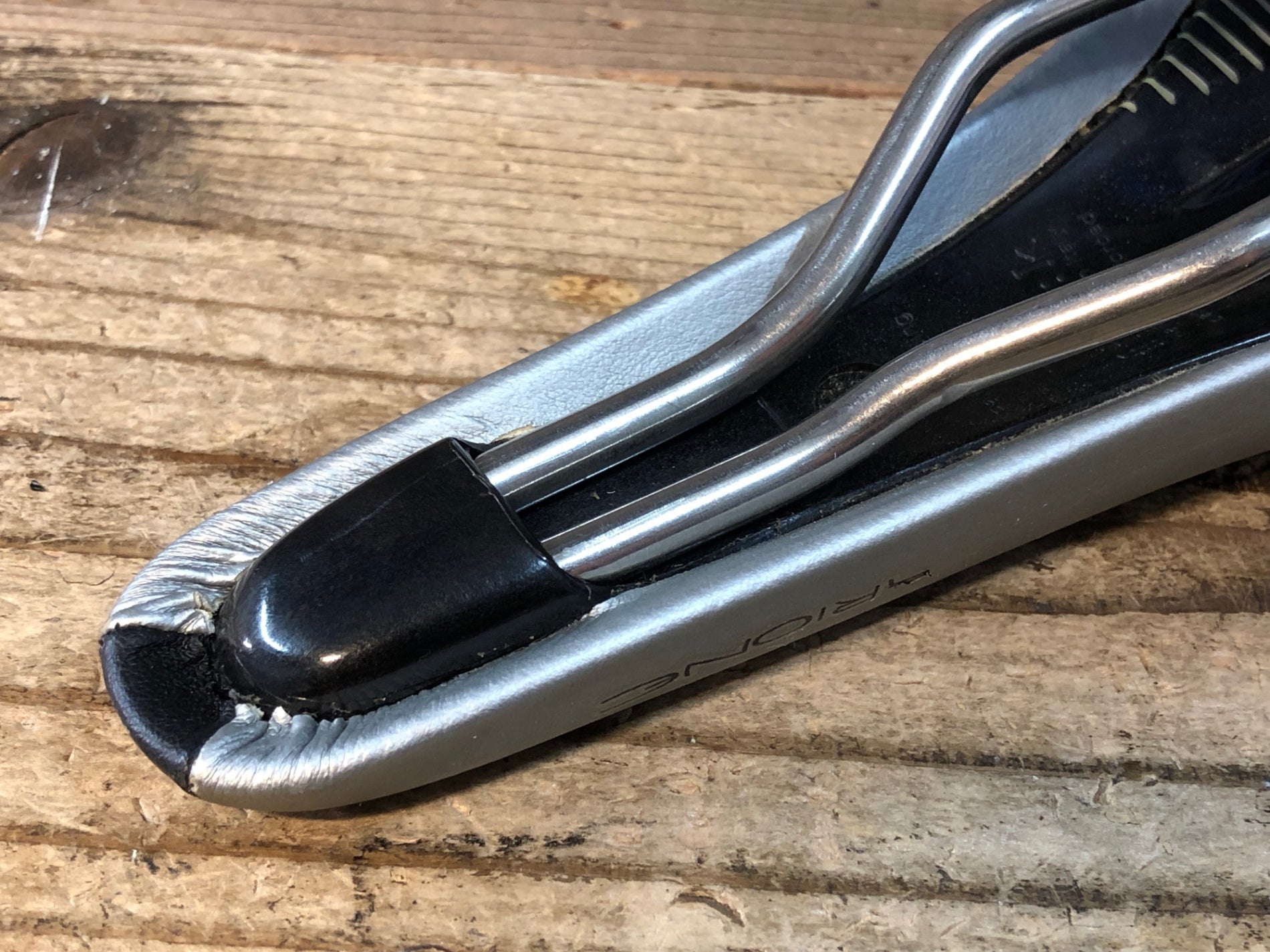 JM594 フィジーク fizik アリオネ ARIONE WING FLEX サドル シルバー
