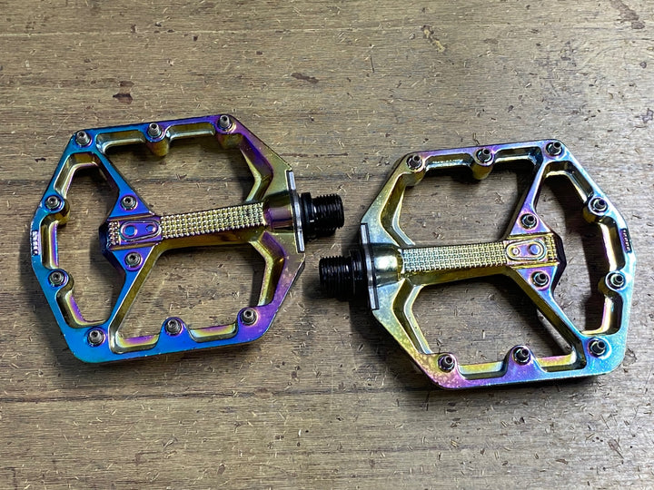 KQ537 クランクブラザーズ CRANKBROTHERS STAMP 7 フラットペダル ※右ペダルの回転に抵抗あり