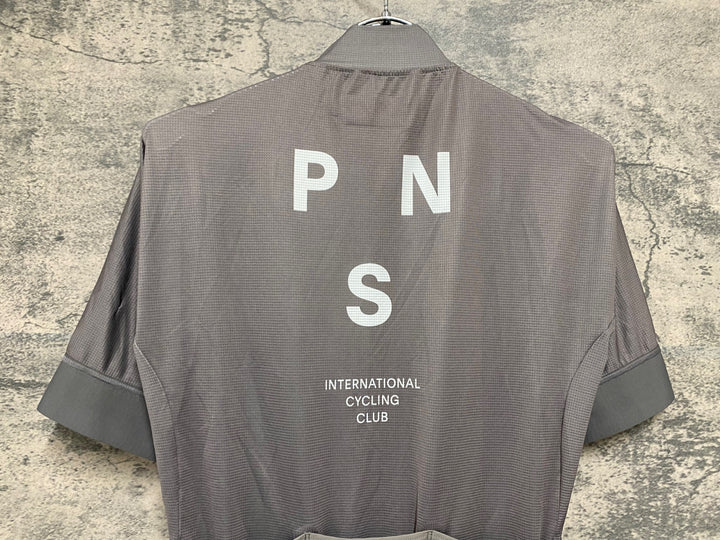 JC400 パスノーマルスタジオ Pas Normal Studios | Men's Mechanism Jersey 半袖 サイクルジャージ ミディアムグレー M