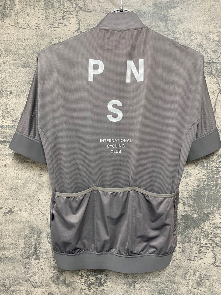 JC400 パスノーマルスタジオ Pas Normal Studios | Men's Mechanism Jersey 半袖 サイクルジャージ ミディアムグレー M