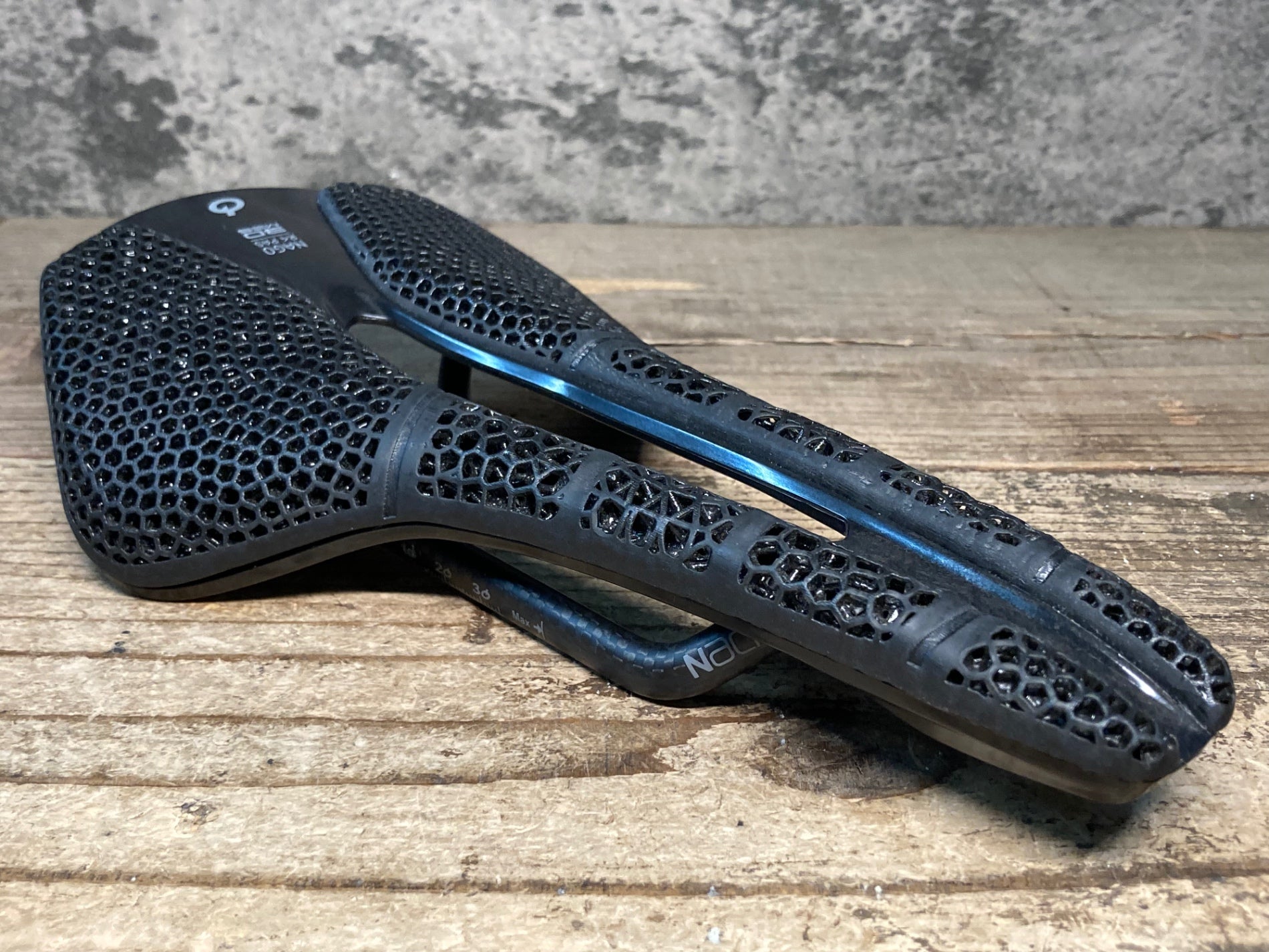 JJ598 プロロゴ prologo ナゴ NAGO R4 PAS 3D MSS サドル 黒 カーボン