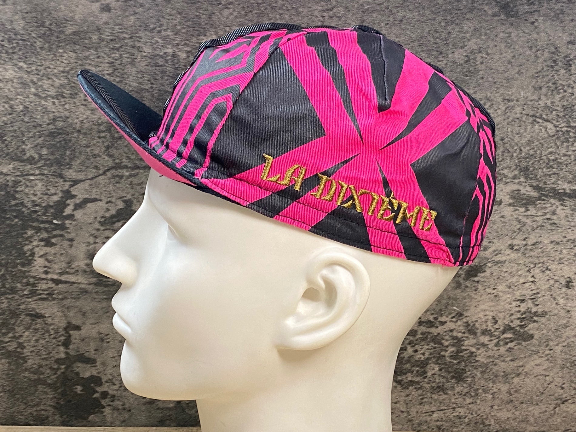 JY829 ラファ Rapha A DAY IN HELL CAP サイクルキャップ 黒 ピンク