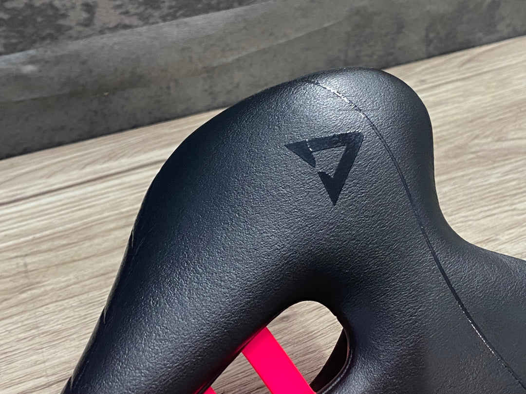 KE956 アスチュート ASTVTE スカイライン SKYLINE VT サドル 黒 ピンク CARBONIOレール 140mm