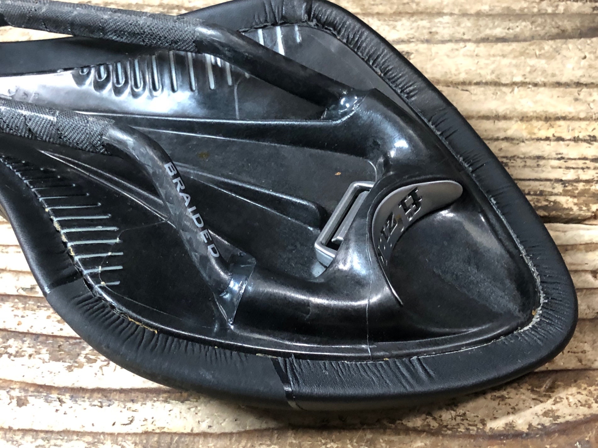 JW590 フィジーク fizik アリオネ ARIONE VSX サドル 黒 128mm BRAIDED